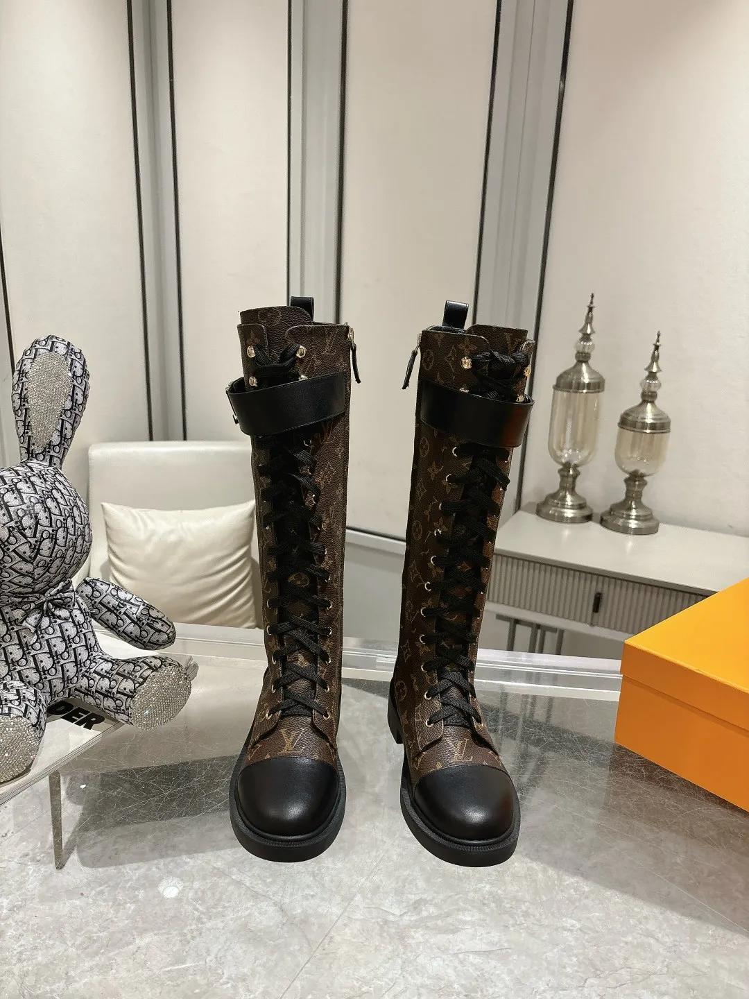 👟👟Ex-factory price 720👟👟 Louis Vuitton Louis Vuitton 2024 autumn and winter high-end customization, catwalk style of major celebrity Internet celebrities, century-old classic, exquisite craftsmanship, comfortable on the feet, side zipper design for easy putting on and taking off. This Citizen flat boots are made of smooth cow leather to demonstrate military style, and the adjustable strap embellished with the LV Capucines logo pays tribute to the Capucines handbag. The LV monogram embossed on the heel subtly echoes the Lozine trim of Louis Vuitton’s traditional trunks. Fabric: Full-grain cowhide Lining: Cowhide Buckle: Original molded outsole Original molded Color: Black Brown Code number 36 to 40 (41 to 42 can be customized and non-refundable) Bosses are welcome to make orders